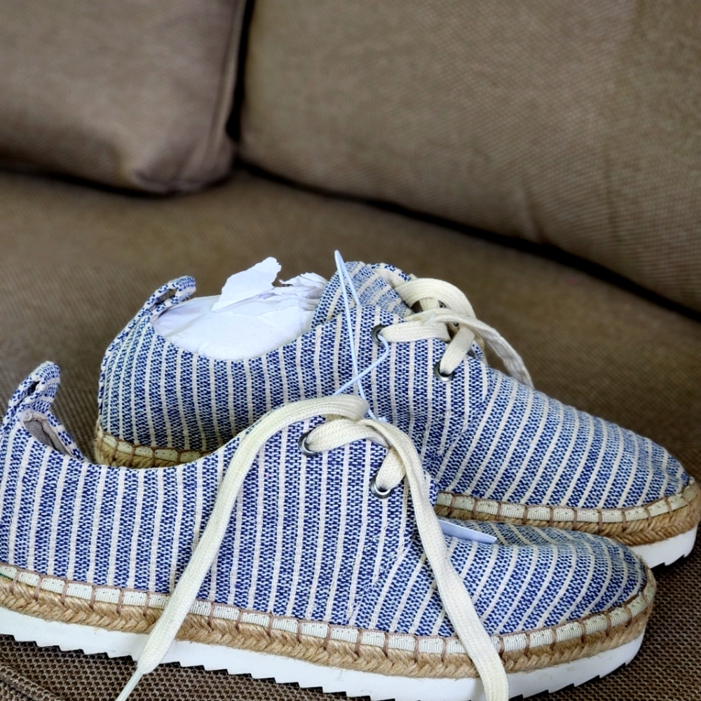 NWT Ladies canvas sneakers